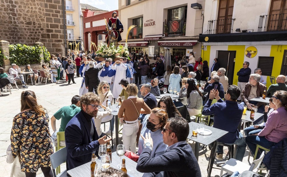 Foto: Veladores llenos el domingo en el rincón de San Esteban de Plasencia ante el paso de la 'Borriquita'. En el vídeo: Declaraciones de los hosteleros de Mérida. 