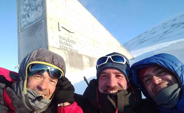 Imagen. El pacense José Trejo (en el centro) y sus acompañantes vascos Gontzal de la Hidalga y Jorge Gorrosari en el banco mundial de semillas