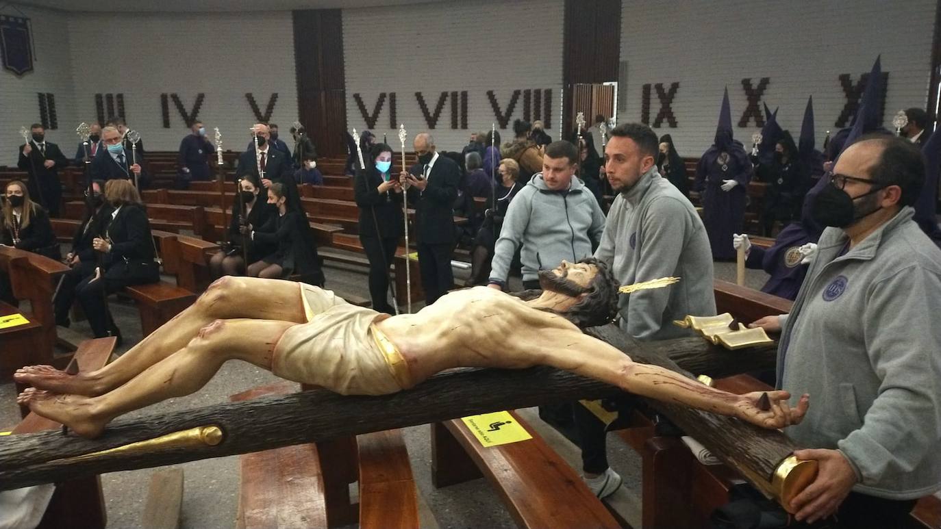 reparando la imagen del Cristo de la Angustia