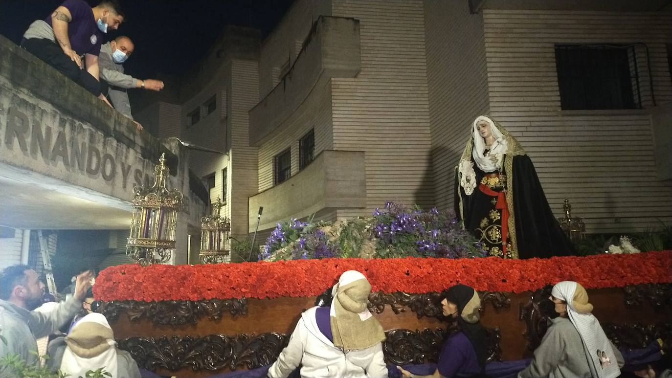 La Virgen de la Misericordia puesta sobre el paso esperando a que dejara de llover.