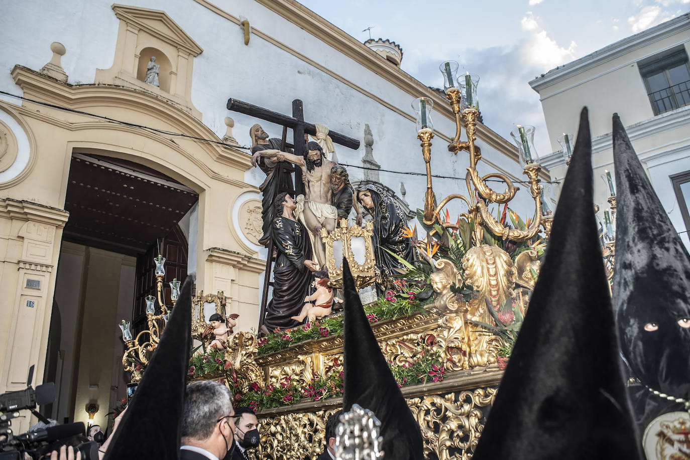 El conjunto escultórico del Descendimiento en su salida de Miércoles Santo