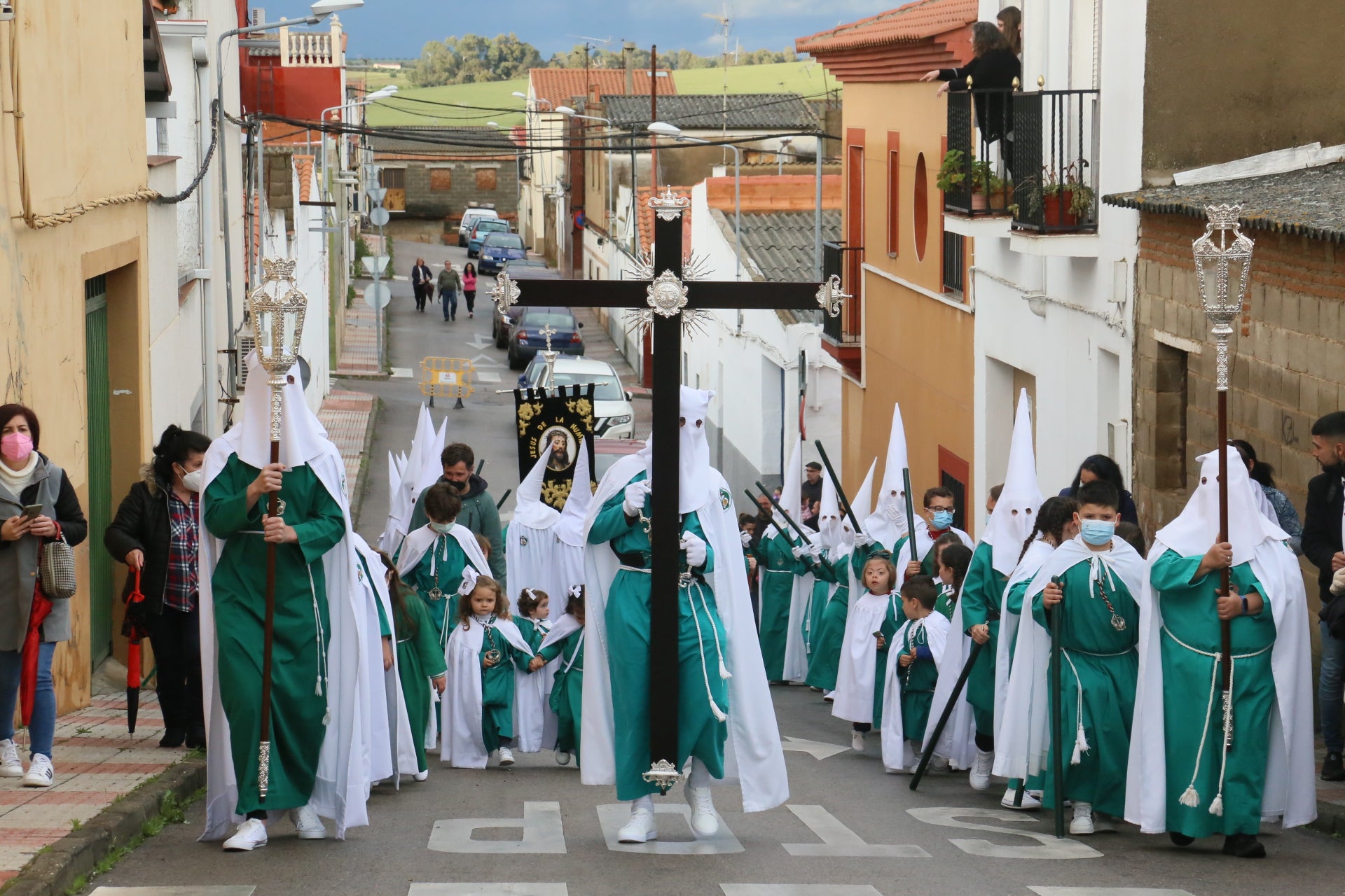 Los nazarenos salen de la iglesia para ir a buscar a sus imágenes.