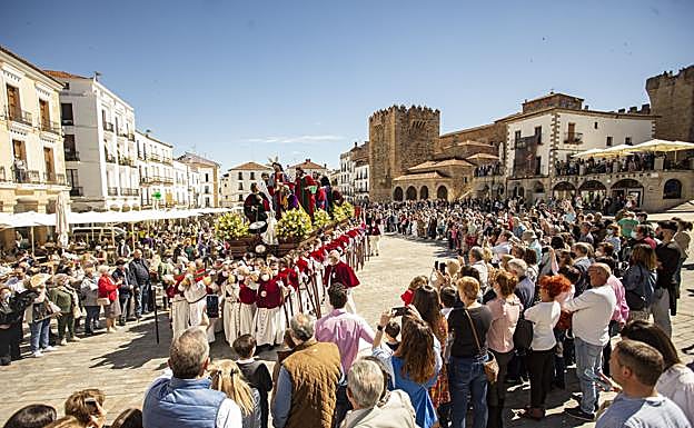 Paso de la Sagrada Cena en la Plaza Mayor con la Torre de Bujaco de fondo. 