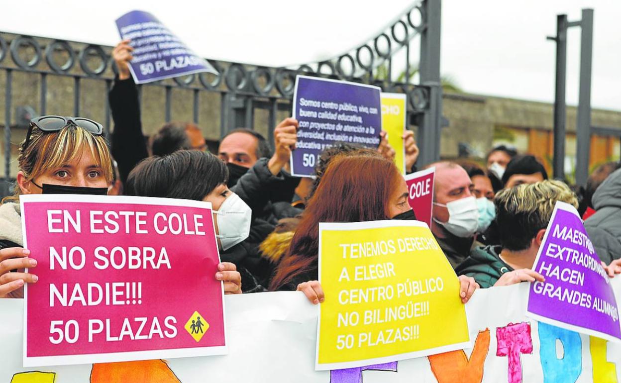 Protesta de los padres del colegio Extremadura por la supresión de una línea en Cáceres. 
