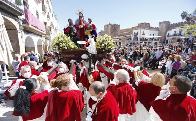 Paso de la Sagrada Cena en la Plaza Mayor, con la Torre de Bujaco de fondo.