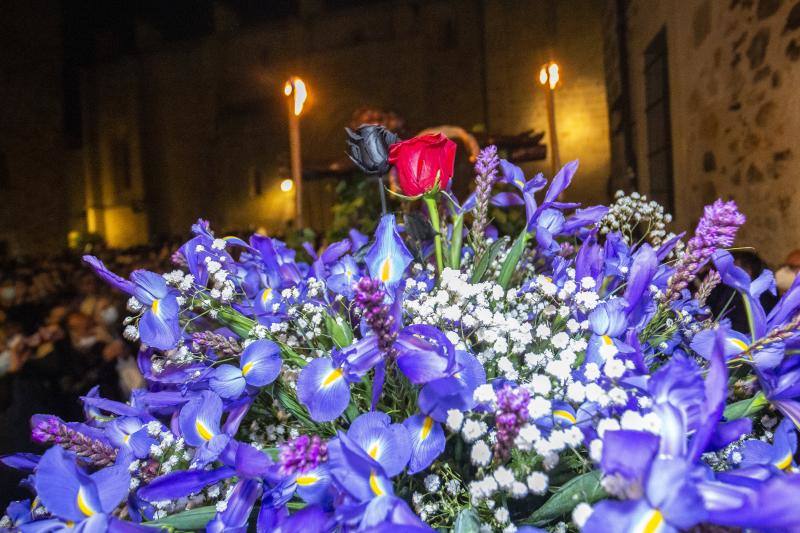 Fotos: El Cristo Negro recorre la Ciudad Monumental de Cáceres