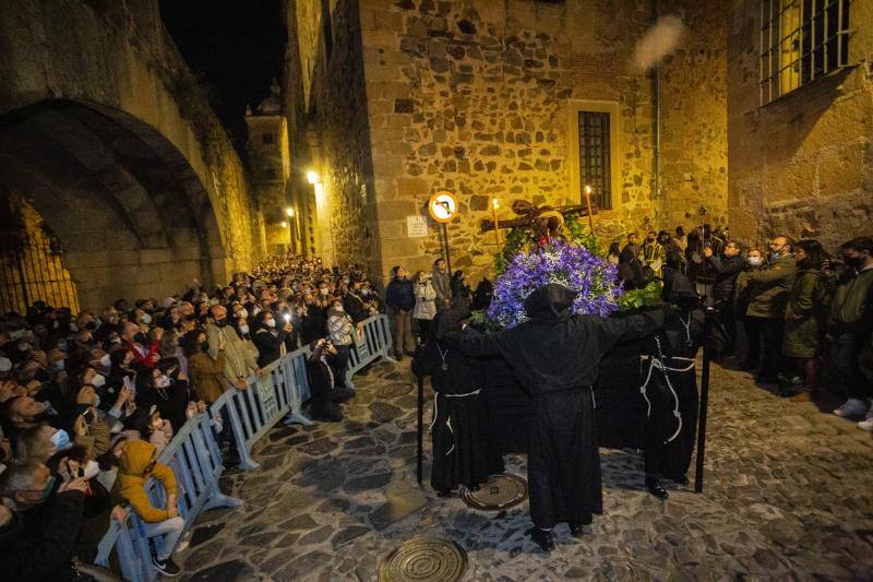 Fotos: El Cristo Negro recorre la Ciudad Monumental de Cáceres