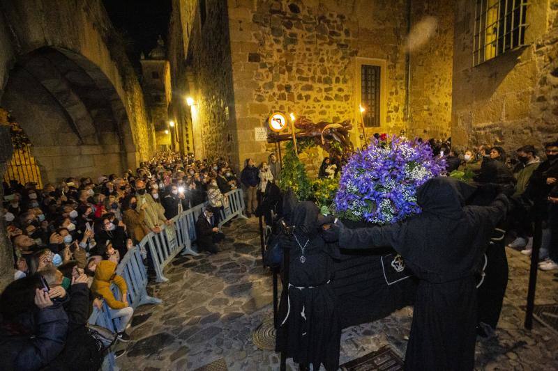 Fotos: El Cristo Negro recorre la Ciudad Monumental de Cáceres