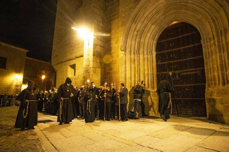 Fotos: El Cristo Negro recorre la Ciudad Monumental de Cáceres