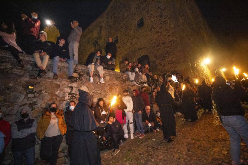 Fotos: El Cristo Negro recorre la Ciudad Monumental de Cáceres