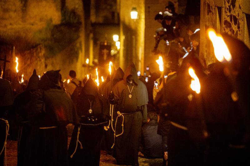 Fotos: El Cristo Negro recorre la Ciudad Monumental de Cáceres