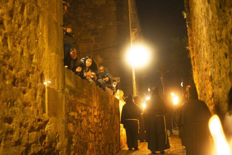 Fotos: El Cristo Negro recorre la Ciudad Monumental de Cáceres