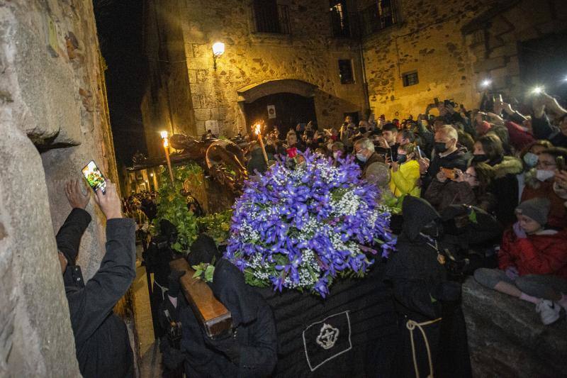 Fotos: El Cristo Negro recorre la Ciudad Monumental de Cáceres