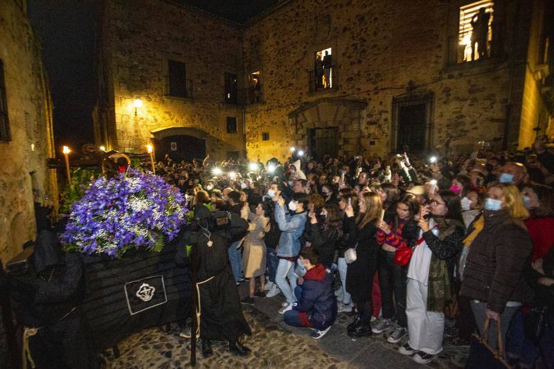 Fotos: El Cristo Negro recorre la Ciudad Monumental de Cáceres