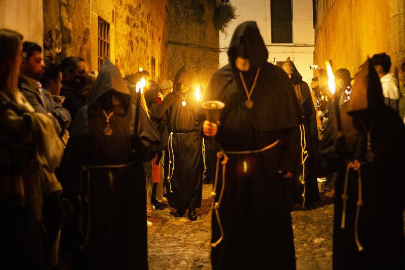 Fotos: El Cristo Negro recorre la Ciudad Monumental de Cáceres