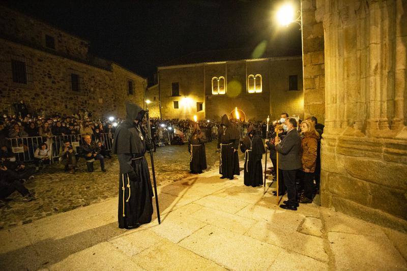 Fotos: El Cristo Negro recorre la Ciudad Monumental de Cáceres