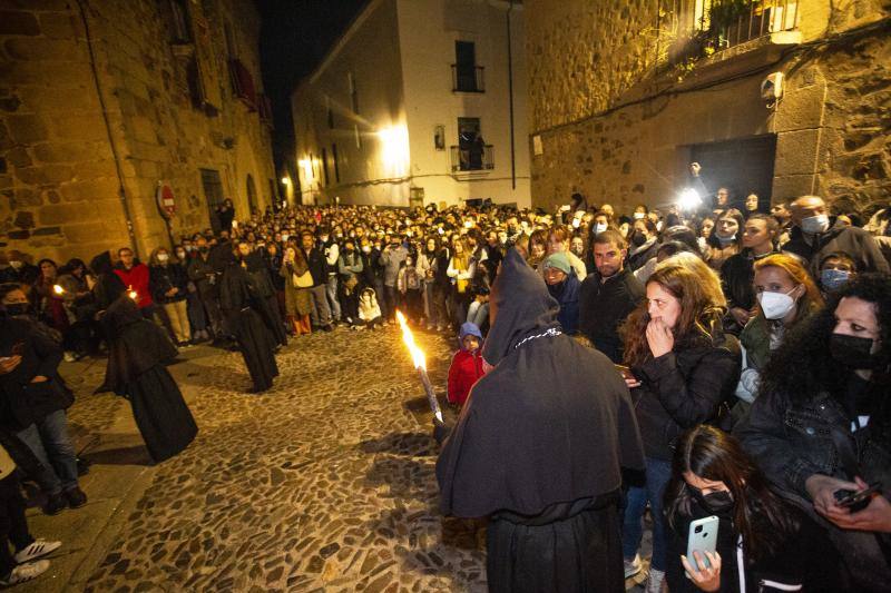 Fotos: El Cristo Negro recorre la Ciudad Monumental de Cáceres