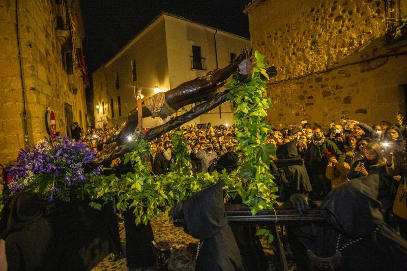 Fotos: El Cristo Negro recorre la Ciudad Monumental de Cáceres