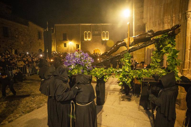 Fotos: El Cristo Negro recorre la Ciudad Monumental de Cáceres