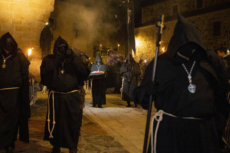 Fotos: El Cristo Negro recorre la Ciudad Monumental de Cáceres