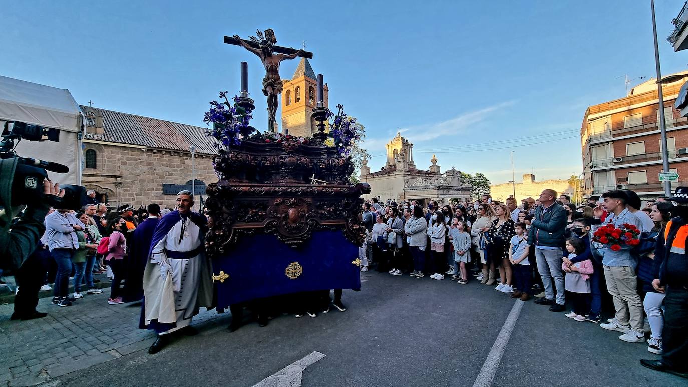 Masiva salida del Cristo de los Remedios de la Basílica de Santa Eulalia.