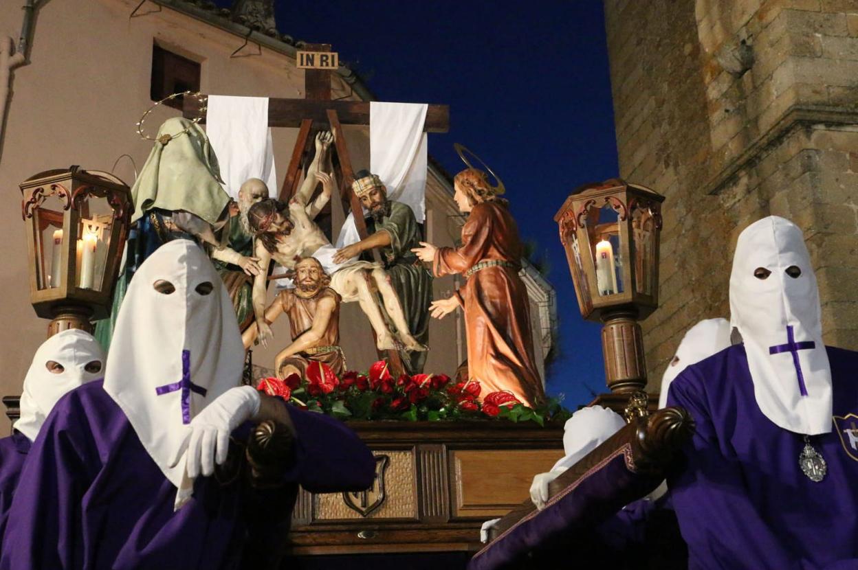 Siete figuras conforman el paso del Descendimiento, que ha sido restaurado. 