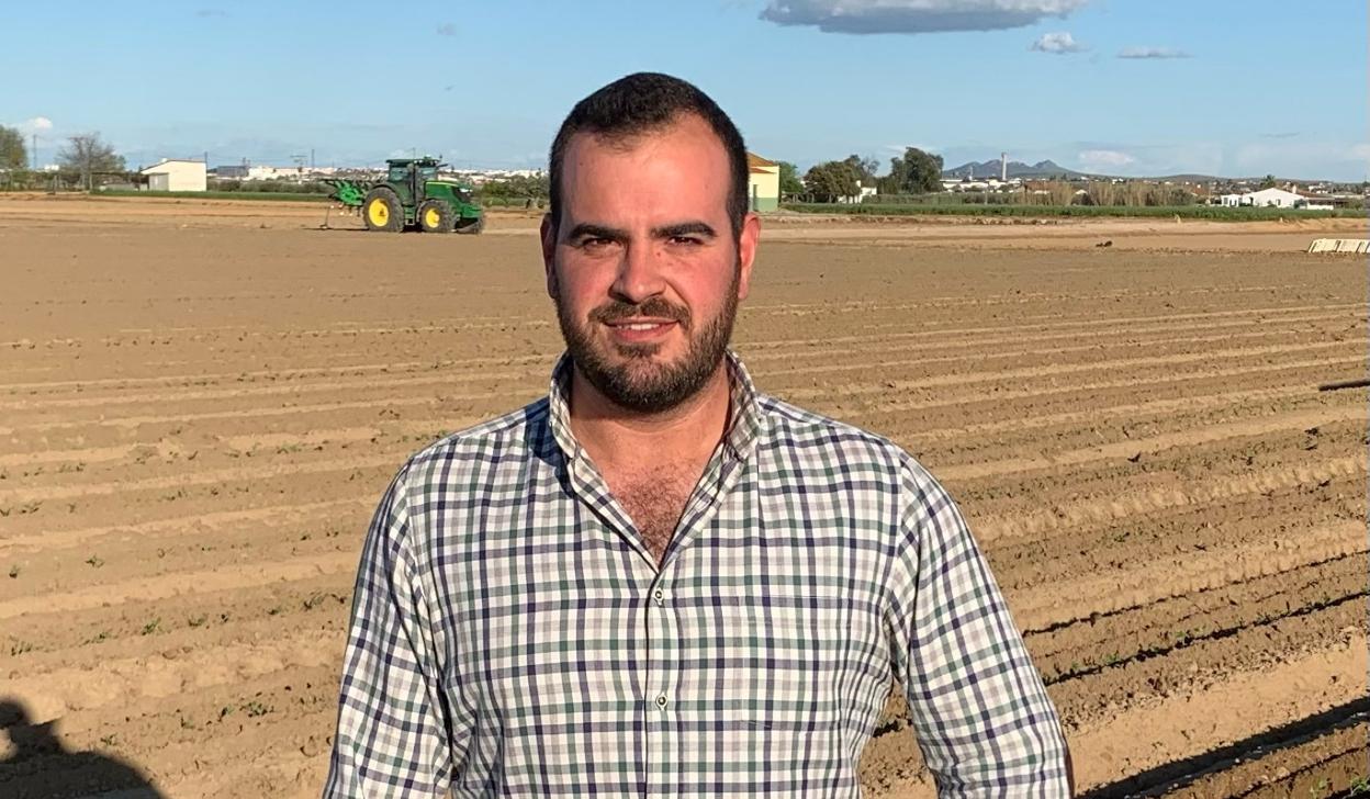 Gonzalo Morcillo ya trabaja en la campaña del tomate. 