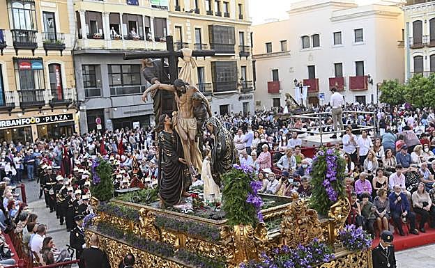 El Descendimiento, en la carrera oficial ante la Catedral de Badajoz. 