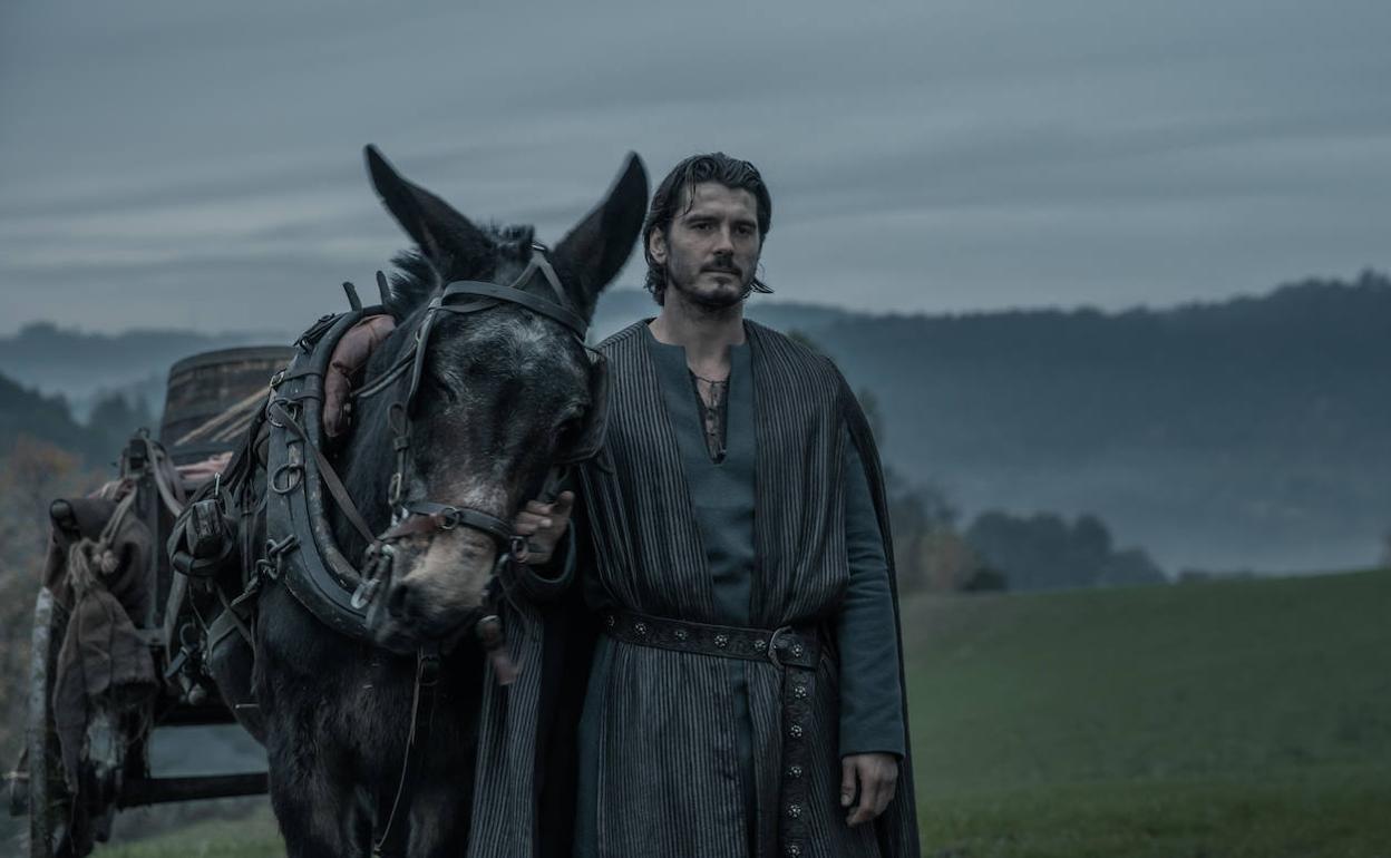 Yon González da vida a Hugo Llor en 'Los herederos de la tierra', que llega hoy a Netflix de la mano de Diagonal TV. 