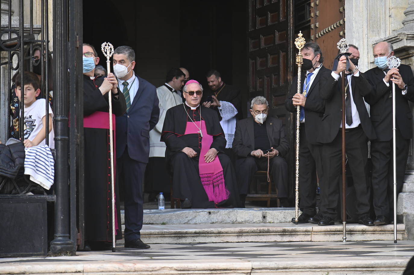 Arzobismo de Mérida-Badajoz, Celso Morga, presidiendo en la entrada de la Catedral. 