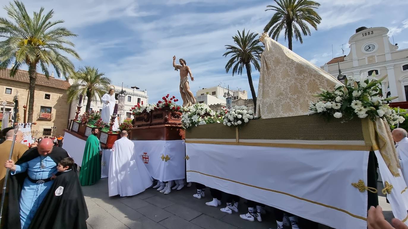 Fotos: Mérida vive la resurrección en el encuentro de la Plaza de España