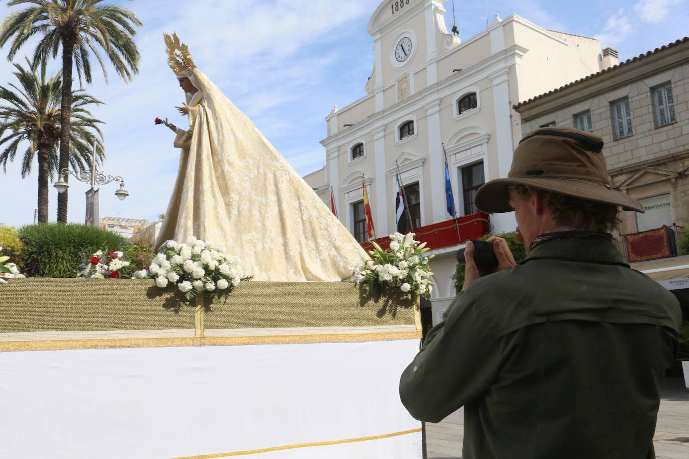 Fotos: Mérida vive la resurrección en el encuentro de la Plaza de España