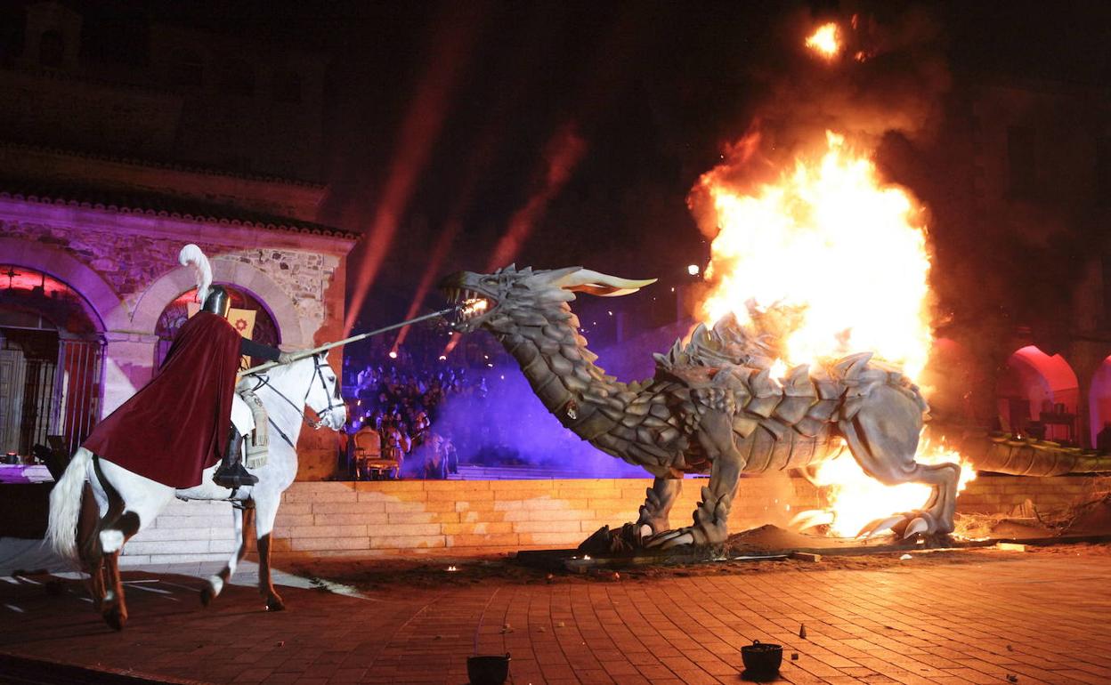 Imagen de la quema del dragón de San Jorge en la Plaza Mayor en 2018. 