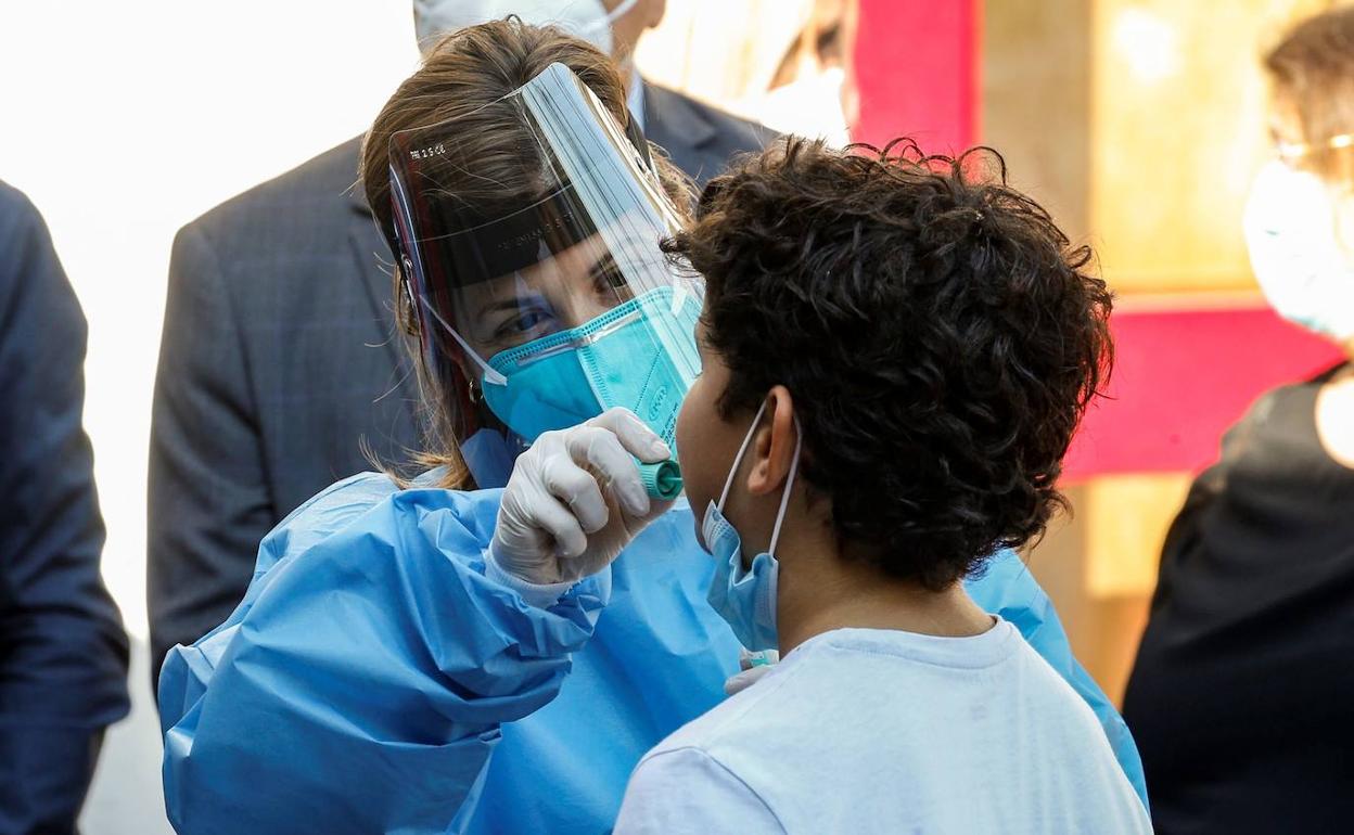 Un niño se somete a una PCR.