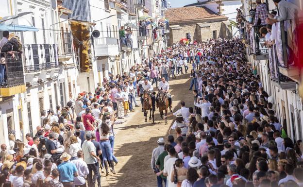 La mujer arrollada por un caballo en Arroyo de la Luz continúa en la UCI