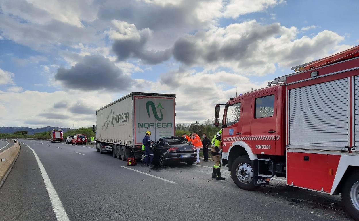 En el accidente mortal se han visto implicados un turismo y un camión 