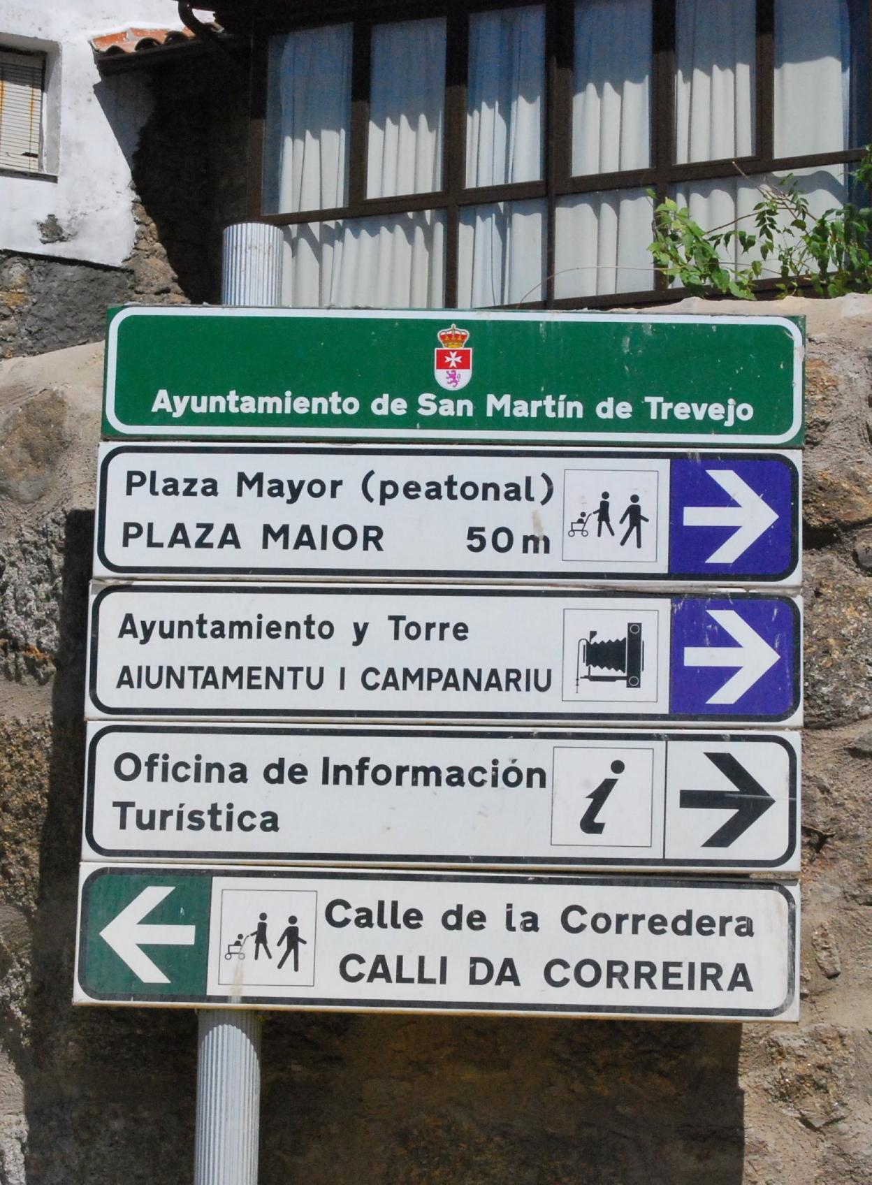 Indicaciones en castellano y a fala en San Martín de Trevejo. 