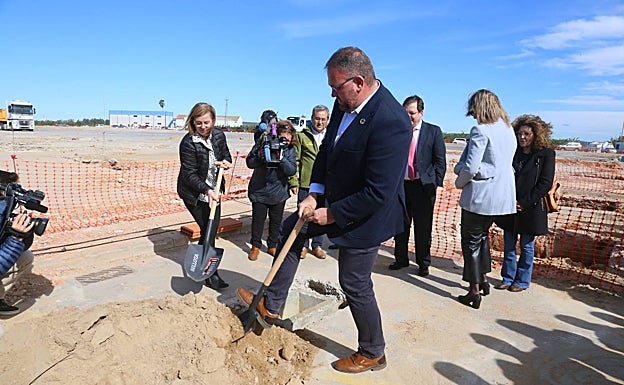 El alcalde Osuna poniendo la primera piedra en la nueva planta. 