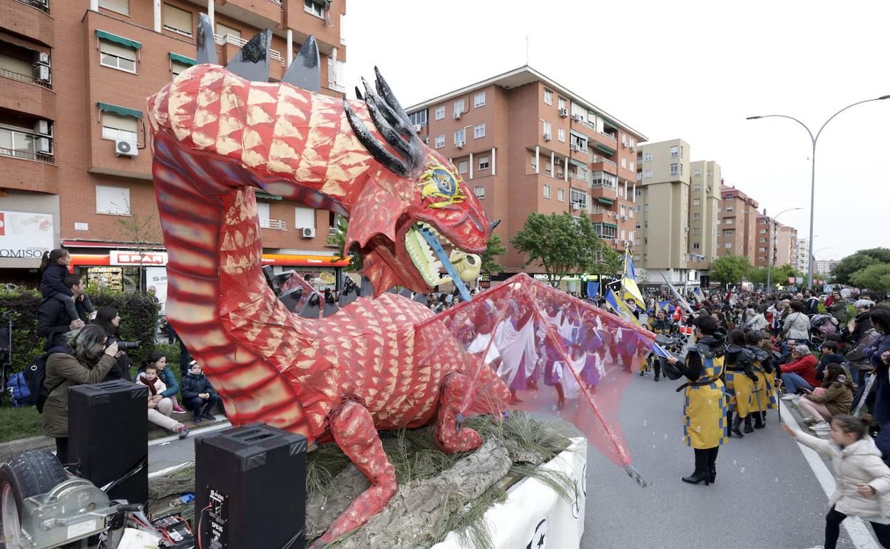 Imagen de uno de los dragones participantes en el desfile de San Jorge de 2019. 