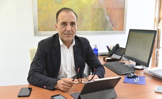 Eladio Buzo, concejal de Hacienda, en su despacho. 