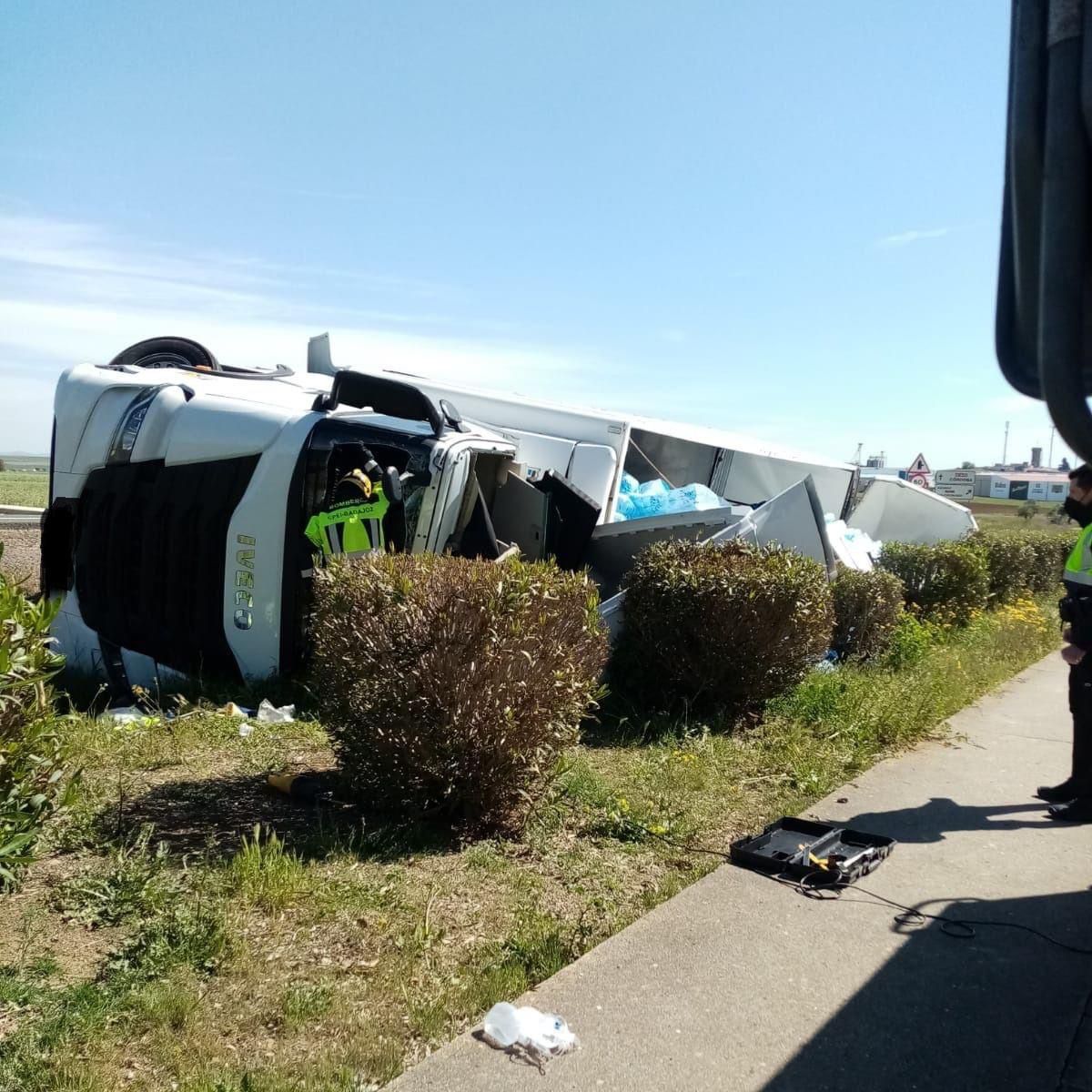 Fotos: Un herido grave tras volcar un camión en Azuaga