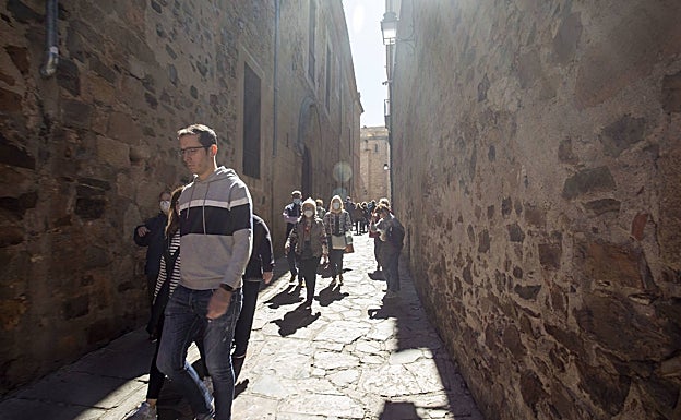 La calle Arco de la Estrella llena de gente este jueves. 
