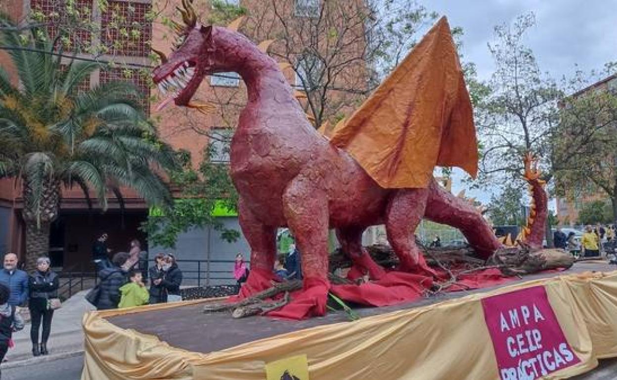 Dragón elaborado por el AMPA del CEIP Prácticas. 