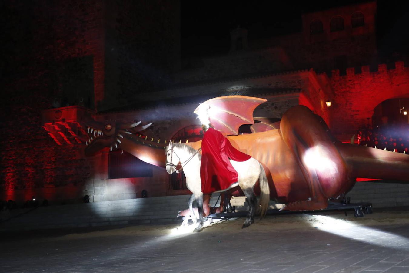 Fotos: El desfile de San Jorge de Cáceres, en imágenes