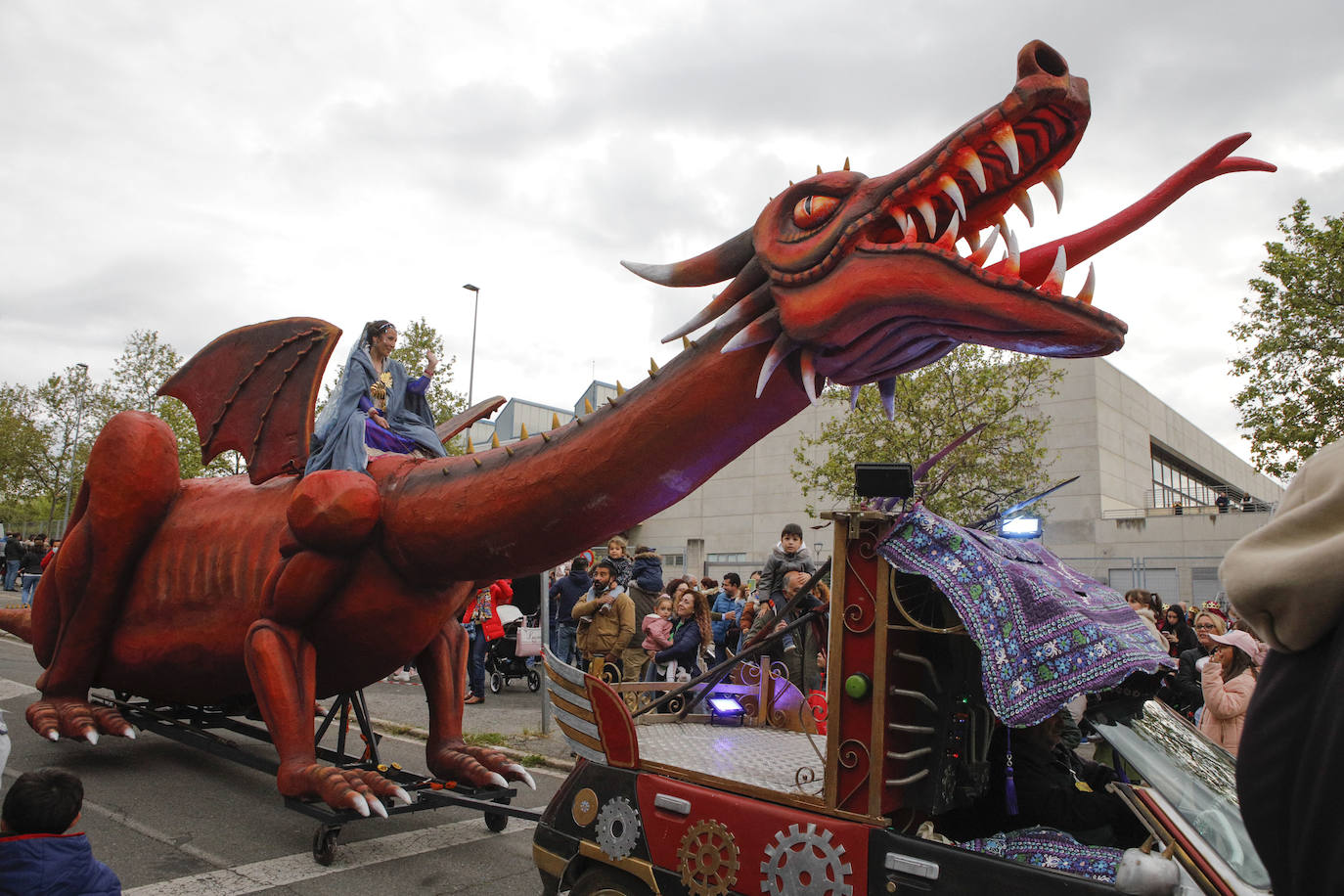 Fotos: El desfile de San Jorge de Cáceres, en imágenes