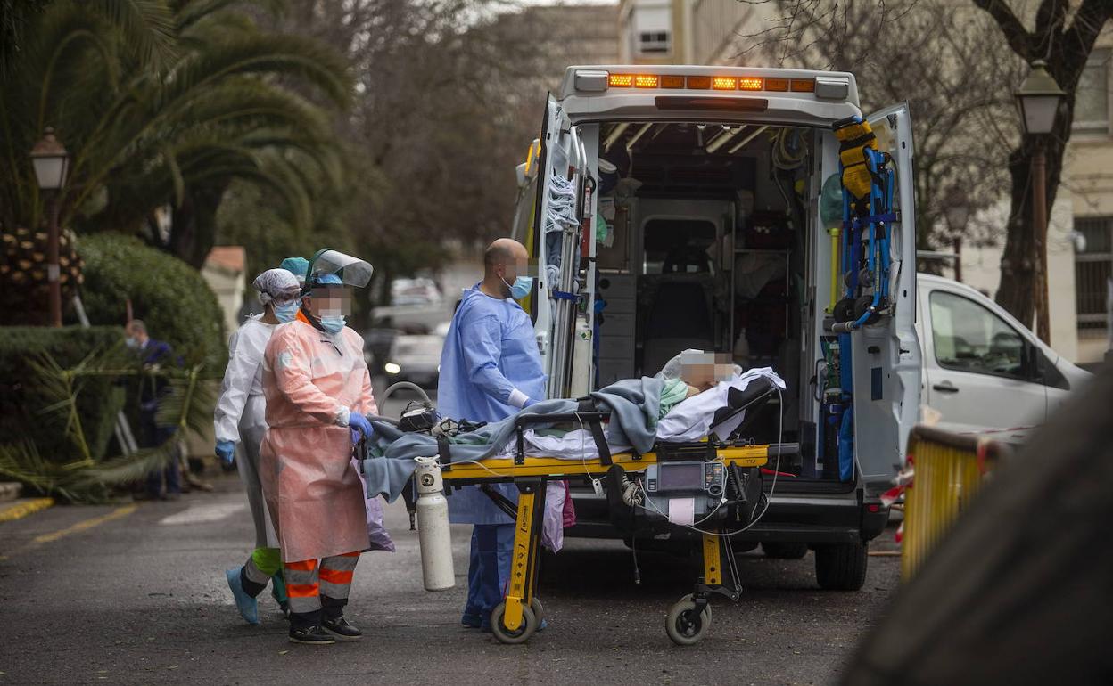 Sanitarios trasladando a pacientes con covid al hospital Virgen de la Montaña de Cáceres tras su reapertura.
