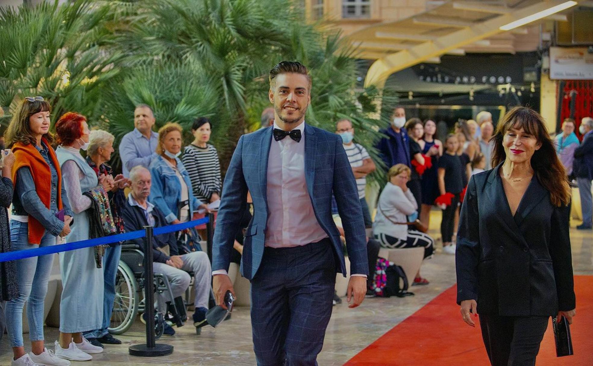 El pacense Marc Romero, acompañado de la actriz Antonia San Juan. 