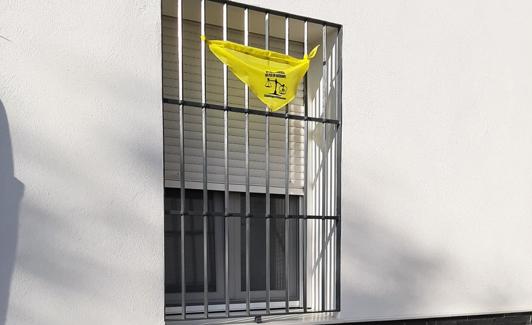 Las ventanas y balcones del municipio pacense se han llenado de pañuelos amarillos como apoyo a la familia y para pedir jusiticia para Pablo.