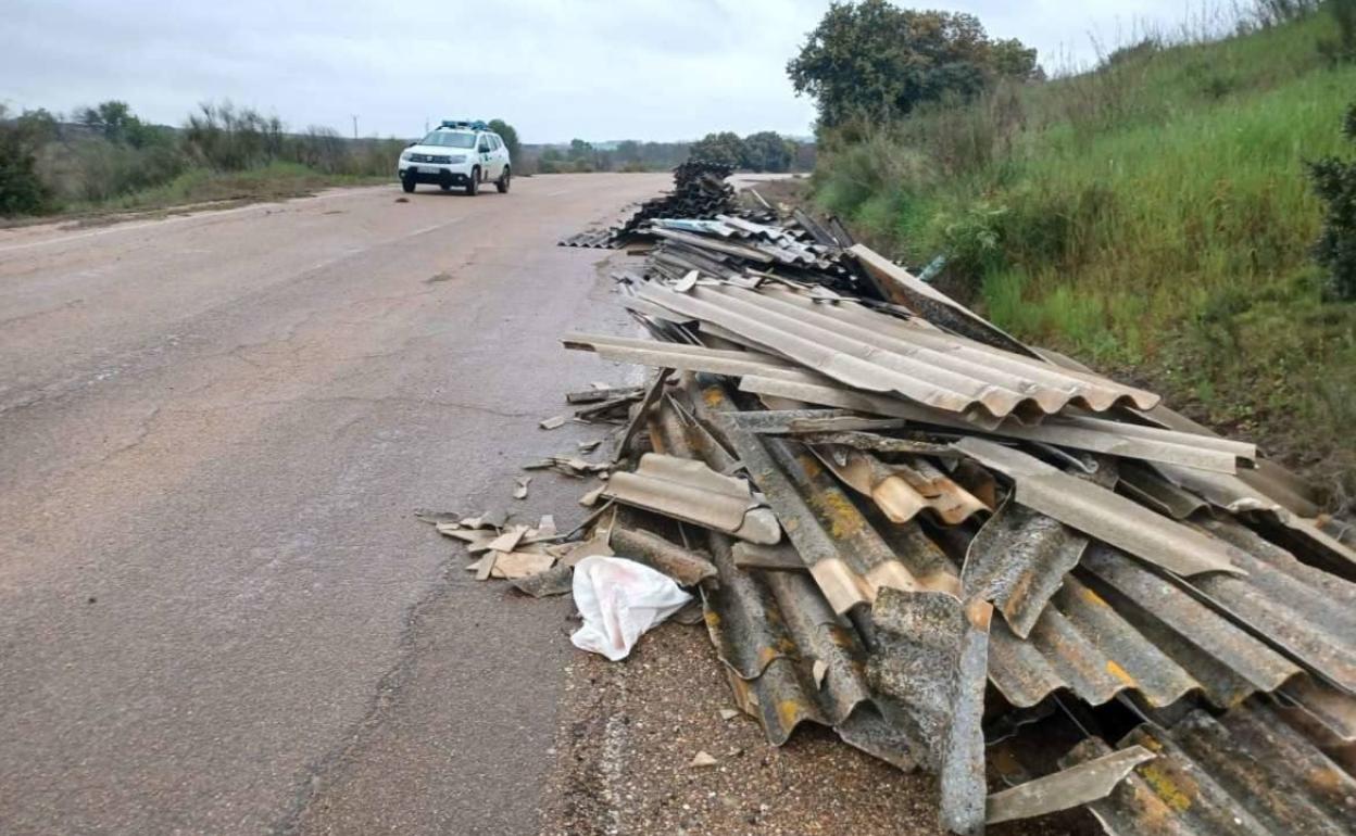 Restos de residuos en una cuneta. 