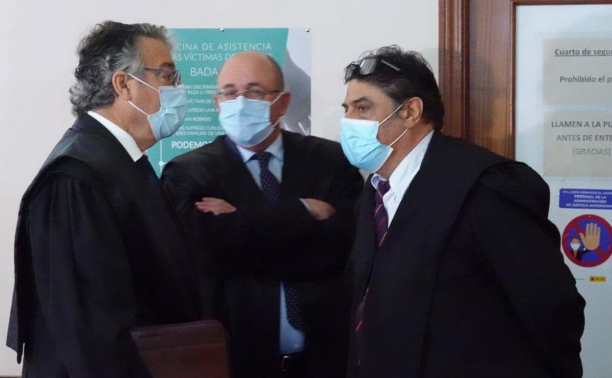 Los abogados este viernes antes del juicio. 